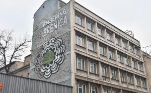 Foto: Nedim Grabovica / Radiosarajevo.ba / Srebrenički cvijet na fasadi zgrade u Titovoj ulici